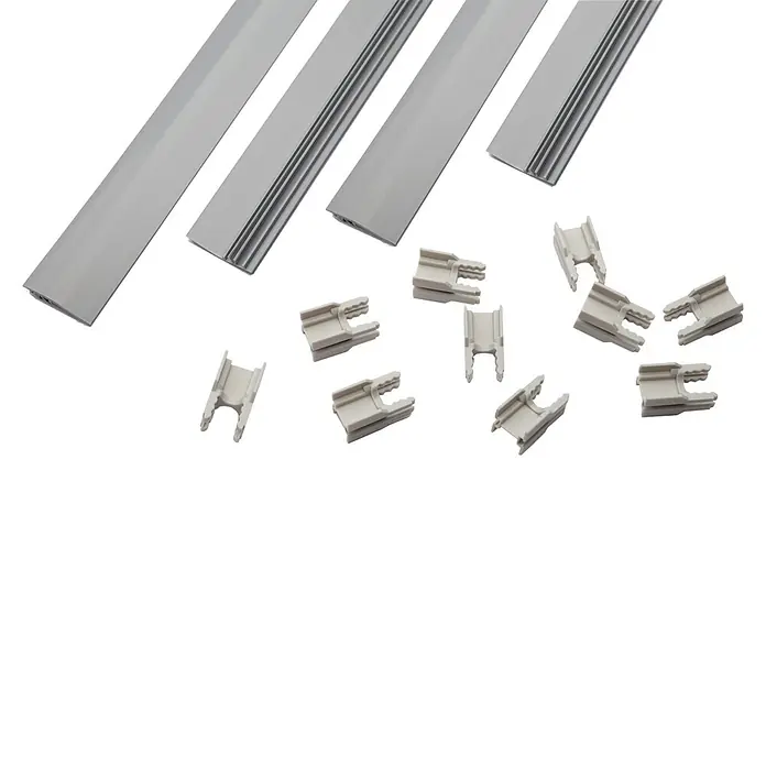Deutsche Zauntechnik Sichtschutz Mazu Fix Klemmleisten Set 8/6/8 - 12,6 mm x 196 cm, Fenstergrau - Graue Kunststoff-Kabelkanäle und helle Clips zur Kabelorganisation.