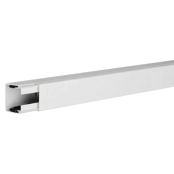 Hager Kabelkanal LF - 2 m x 20 mm x 20 mm, Verkehrs­weiß (RAL 9016) - Weißer Kabelkanal mit offenem Ende, das interne Fächer und einen schwarzen Einsatz zeigt.