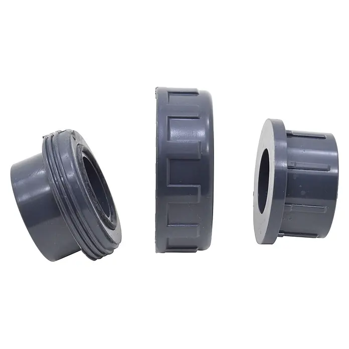 Enlace 3 piezas PVC presión - 20 mm - Tres accesorios de tubería de PVC gris oscuro, que incluyen piezas de unión y un conector bridado.