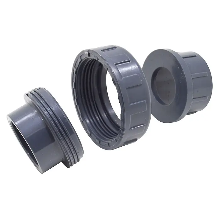 Enlace 3 piezas PVC presión - 20 mm - Tres partes desmontadas de una unión de PVC gris, con conexiones roscadas y de enchufe.