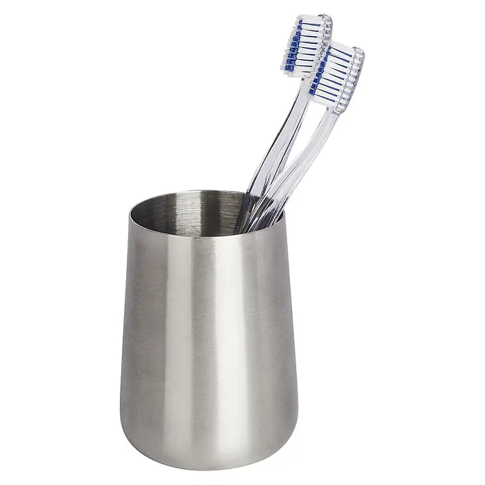Wenko Zahnputzbecher Solid - Durchmesser: 8 cm, Edelstahl - Zwei transparente Zahnbürsten mit blauen Borsten in einem Becher aus gebürstetem Edelstahl.