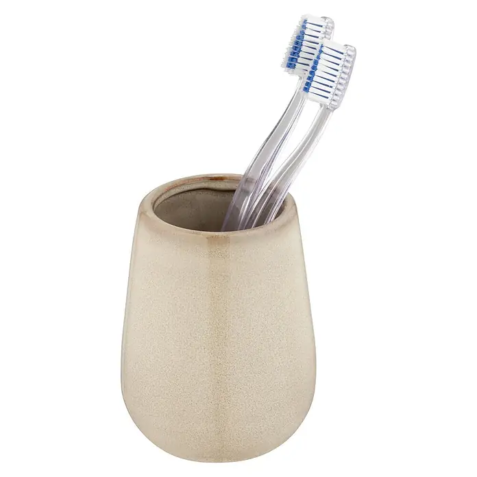 Wenko Zahnputzbecher Sirmione - Durchmesser: 8 cm, Keramik, Beige - Hellbeiger, gesprenkelter Keramik-Zahnbürstenhalter mit zwei durchsichtigen Zahnbürsten mit blauen und weißen Borsten.