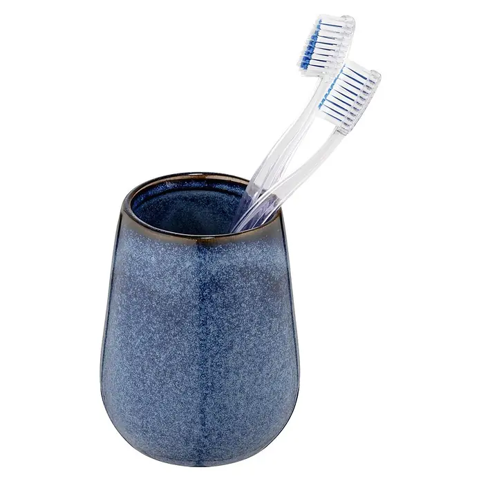 Wenko Zahnputzbecher Sirmione - Durchmesser: 8 cm, Keramik, Blau - Zwei klare Zahnbürsten mit blauen Borsten in einem gesprenkelten blauen Keramik-Zahnbürstenhalter.