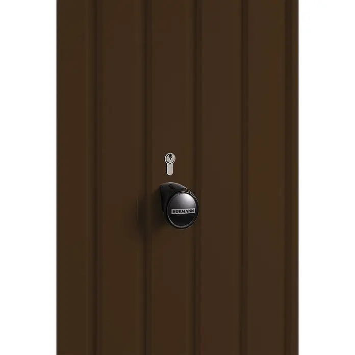 Hörmann Garagentor Berry N80 M902 - 2.625 x 2.125 mm, Terrabraun, Glatt - Schwarzer Hörmann-Drehknauf und silbernes Schlüsselloch an einer braunen Wellblechtür.