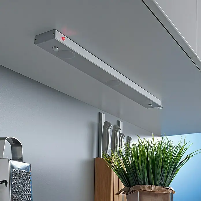 Tween Light Lámpara LED bajo mueble Rico - Potencia máx.: 9 W, 720 lm, Aluminio, 50 cm - Esta imagen muestra una moderna luz debajo del gabinete, ideal para iluminar los espacios de trabajo de la cocina.
