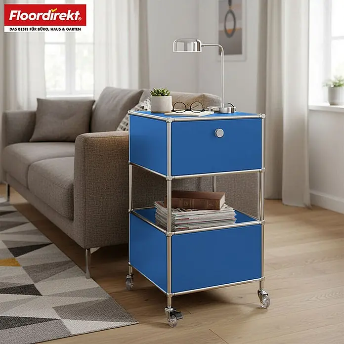 Floordirekt Metallregal Concept Epure MK-145 - 40 x 40 x 75 cm Blau - H x B x T: 75 x 40 x 40 cm, Anzahl Böden: 3 Stk., Schrauben, Blau - Blauer modularer Rollcontainer mit silbernem Rahmen, als stilvoller Beistelltisch neben einem Sofa, mit Lampe und Büchern.