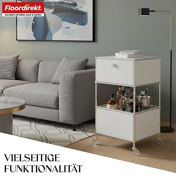 Floordirekt Metallregal Concept Epure MK-145 - 40 x 40 x 75 cm Weiß - Anzahl Böden: 3 Stk., Schrauben, Weiß - Weißer mobiler Barwagen mit silbernen Akzenten und Rollen, gefüllt mit Flaschen, neben einem grauen Sofa im Wohnzimmer.