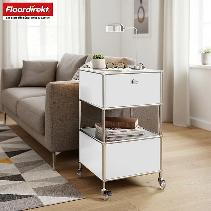 Floordirekt Metallregal Concept Epure MK-145 - 40 x 40 x 75 cm Weiß - Anzahl Böden: 3 Stk., Schrauben, Weiß - Weißes modulares Rollregal mit Schublade und offenem Fach, als Beistelltisch neben einem grauen Sofa.