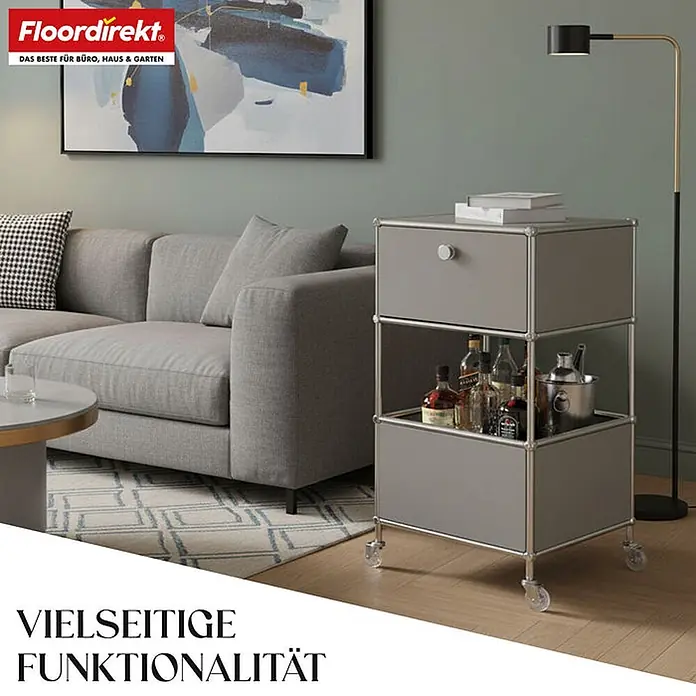 Floordirekt Metallregal Concept Epure MK-145 - 40 x 40 x 75 cm Grau - H x B x T: 75 x 40 x 40 cm, Anzahl Böden: 3 Stk., Schrauben, Grau - Grauer modularer Rollwagen mit Schubladen und offenem Fach für Getränke, neben einem Sofa in einem modernen Wohnzimmer.