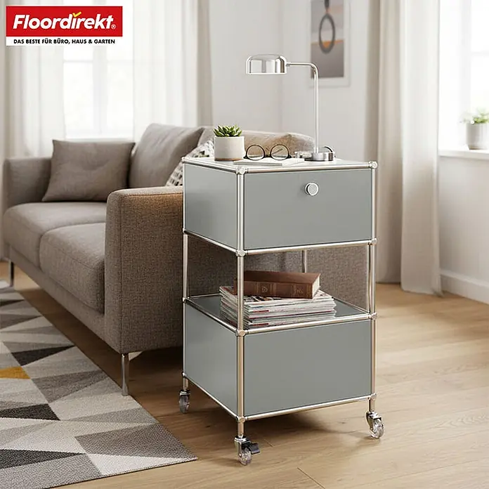 Floordirekt Metallregal Concept Epure MK-145 - 40 x 40 x 75 cm Grau - H x B x T: 75 x 40 x 40 cm, Anzahl Böden: 3 Stk., Schrauben, Grau - Grauer modularer Rollcontainer mit verchromtem Stahlgestell, Schubladen und offenen Fächern, als Beistelltisch neben einem Sofa.