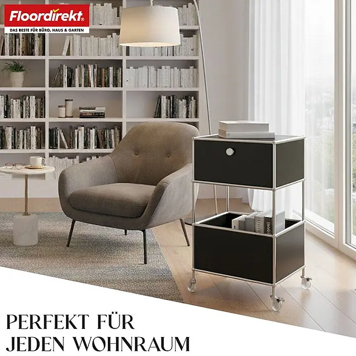 Floordirekt Metallregal Concept Epure MK-145 - 40 x 40 x 75 cm Schwarz - Anzahl Böden: 3 Stk., Schrauben, Schwarz - Schwarzes und verchromtes mobiles Aufbewahrungsmöbel mit Schublade und offenem Fach auf Rollen, in einem modernen Wohnzimmer neben einem Sessel.