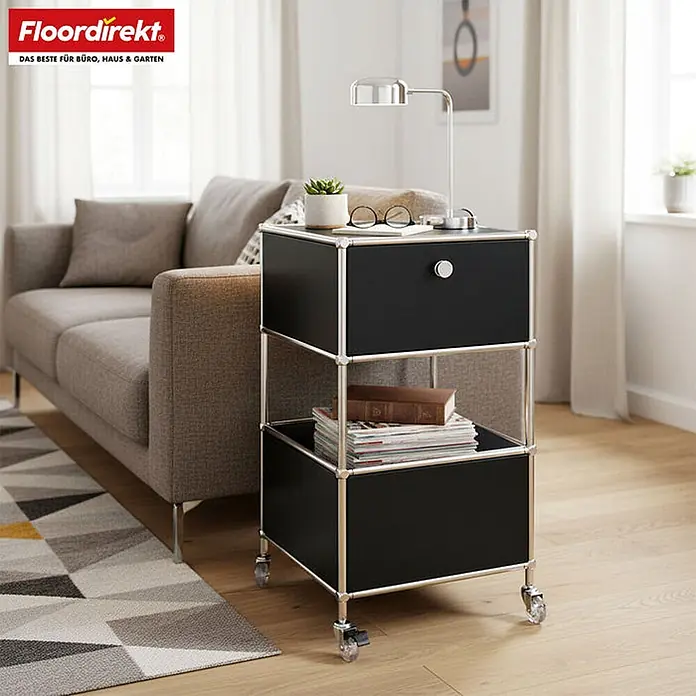 Floordirekt Metallregal Concept Epure MK-145 - 40 x 40 x 75 cm Schwarz - Anzahl Böden: 3 Stk., Schrauben, Schwarz - Schwarzes modulares Aufbewahrungsmöbel mit silbernem Rahmen und Rollen, als stilvoller Beistelltisch neben einem Sofa im modernen Wohnzimmer.