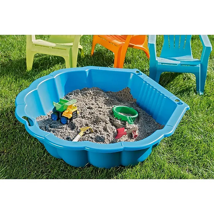 Wasser- & Sandmuschel Sandy - 88 x 102 x 21 cm, Blau - Ein blauer Sandkasten gefüllt mit Sand und Spielzeug, umgeben von grünen Rasen und bunten Kinderstühlen.