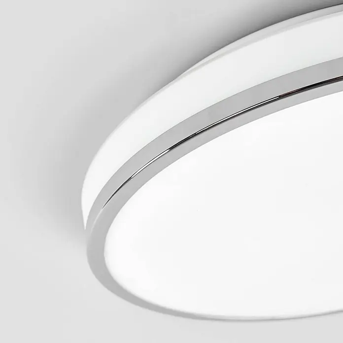Lindby Deckenleuchte Lyss - weiß / opal - Runde weiße Deckenleuchte mit poliertem Chromband.