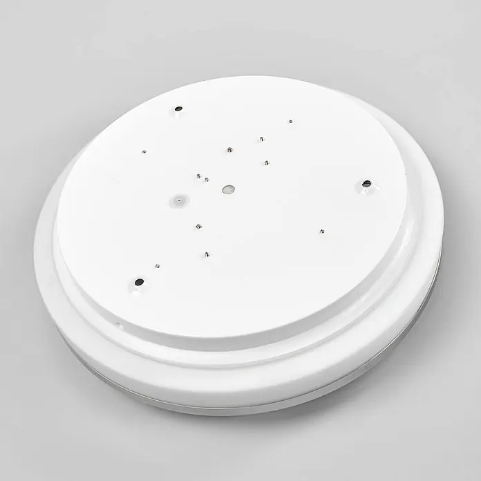Lindby Deckenleuchte Lyss - weiß / opal - Rückseite einer weißen runden LED-Deckenleuchte mit Befestigungslöchern und silbernem Rand.