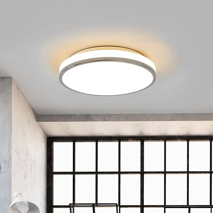 Lindby Deckenleuchte Lyss - weiß / opal - Runde LED-Deckenleuchte mit silbernem Rand, direktem Weißlicht und warmer Umgebungsbeleuchtung zur Decke.