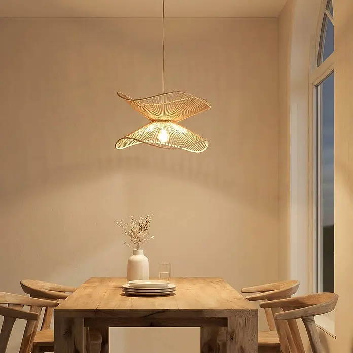 Lindby Pendelleuchte Valdorin - creme / amber, beige, E27 - Hängeleuchte aus natürlichem Korbgeflecht über rustikalem Esstisch.