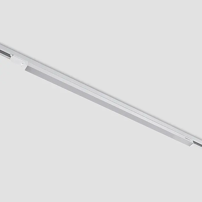Arcchio LED-Spannseilsystem Harlow - weiß / opal, Neutralweiß - Lange, silberfarbene LED-Schieneleuchte aus Metall, an einer schwarzen Stromschiene befestigt.