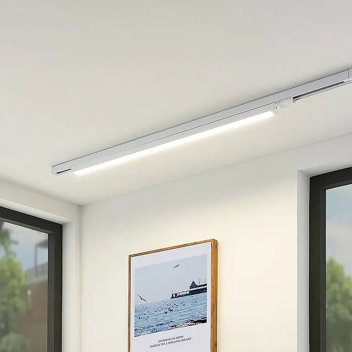 Arcchio LED-Spannseilsystem Harlow - weiß / opal, Neutralweiß - Silberne lineare LED-Stromschiene an der Decke montiert, die den Raum hell beleuchtet.