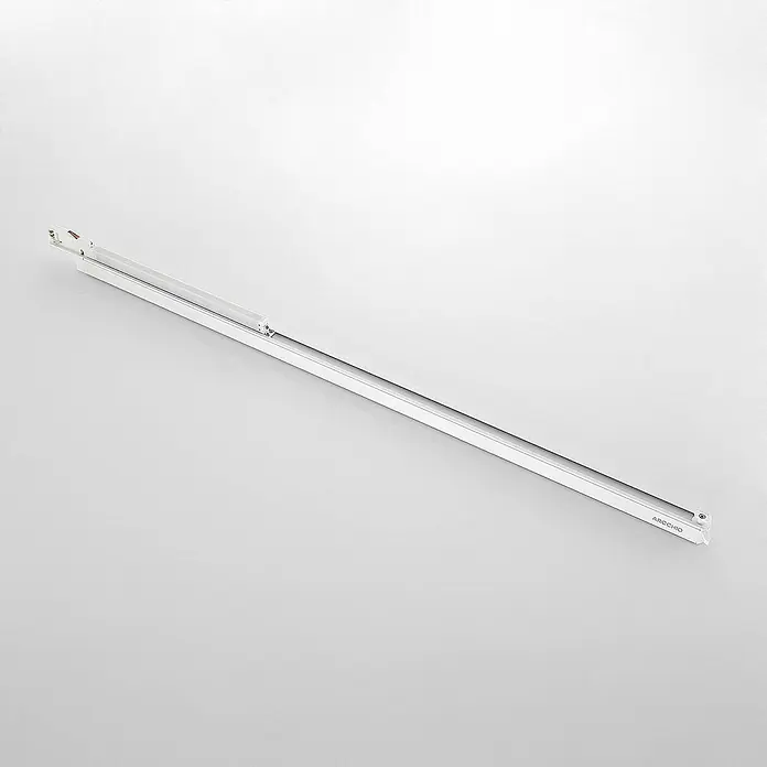 Arcchio LED-Spannseilsystem Harlow - weiß / opal, Neutralweiß - Weiße Stromschiene für Schienenbeleuchtung mit sichtbaren elektrischen Kontakten und „ARCCHIO“ Branding.