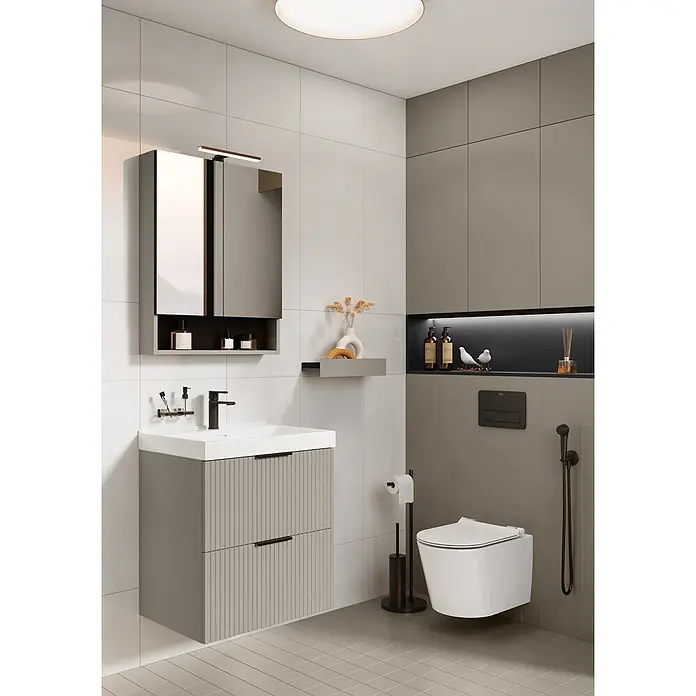 Riva Yasumi Waschtischunterschrank - B x T x H: 60 x 45,2 x 63,5 cm, Fume, Matt - Modernes Bad in Hell- und Dunkelgrau. Mit Waschtisch, Spiegelschrank, Wand-WC und schwarzen Armaturen.