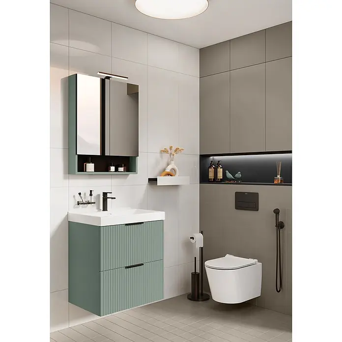 Riva Yasumi Waschtischunterschrank - B x T x H: 60 x 45,2 x 63,5 cm, Sage, Matt - Moderne salbeigrüne, wandmontierte Badmöbel mit geriffelten Schubladen, weißem Waschbecken und schwarzem Wasserhahn.