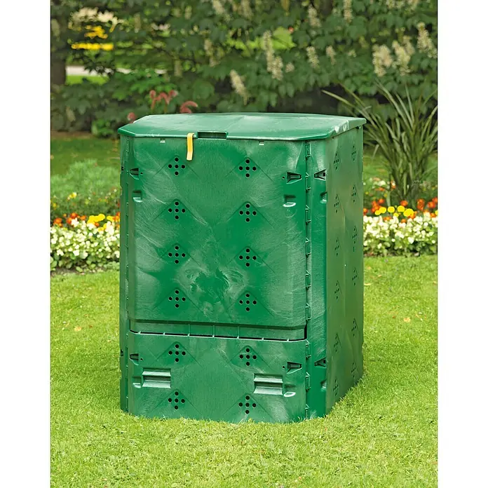Gardol Komposter Ökomax 6000 - 600 l, 77 x 77 x 100 cm - Grüner Kunststoff-Komposter mit Belüftungslöchern und Klappdeckel, auf Gras im Garten stehend.
