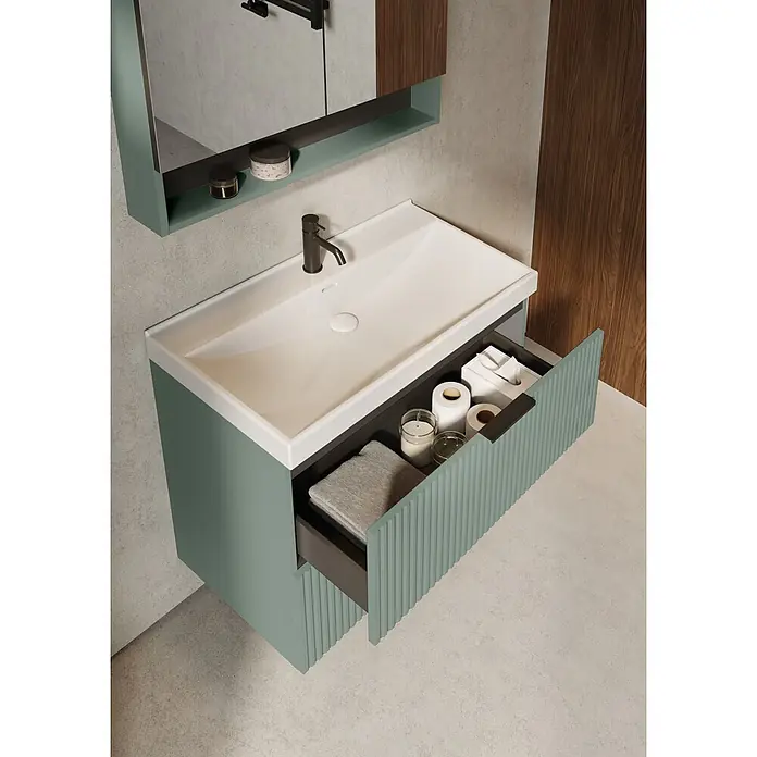 Riva Yasumi Waschtischunterschrank - B x T x H: 80 x 45,2 x 63,5 cm, Sage, Matt - Salbeigrüner Badschrank mit integriertem Waschbecken, offener gerippter Schublade mit Handtüchern und Toilettenartikeln, und passendem Spiegelschrank.