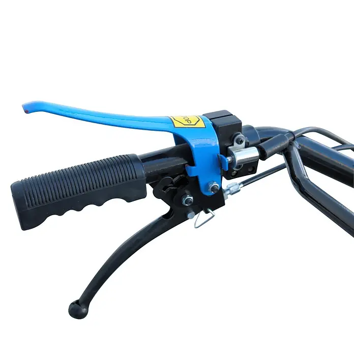 Güde Motoreinachser - Leistung: 4,8 kW, 4-Takt - Schwarzer Lenkergriff und blauer Steuerhebel an einer Maschine mit schwarzem Metallbügel.