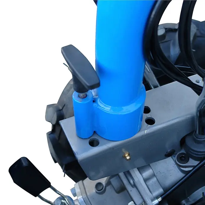 Güde Motoreinachser - Leistung: 4,8 kW, 4-Takt - Blauer Steuermechanismus mit schwarzen Hebeln auf einem grauen Metallrahmen, Teil einer Maschine.