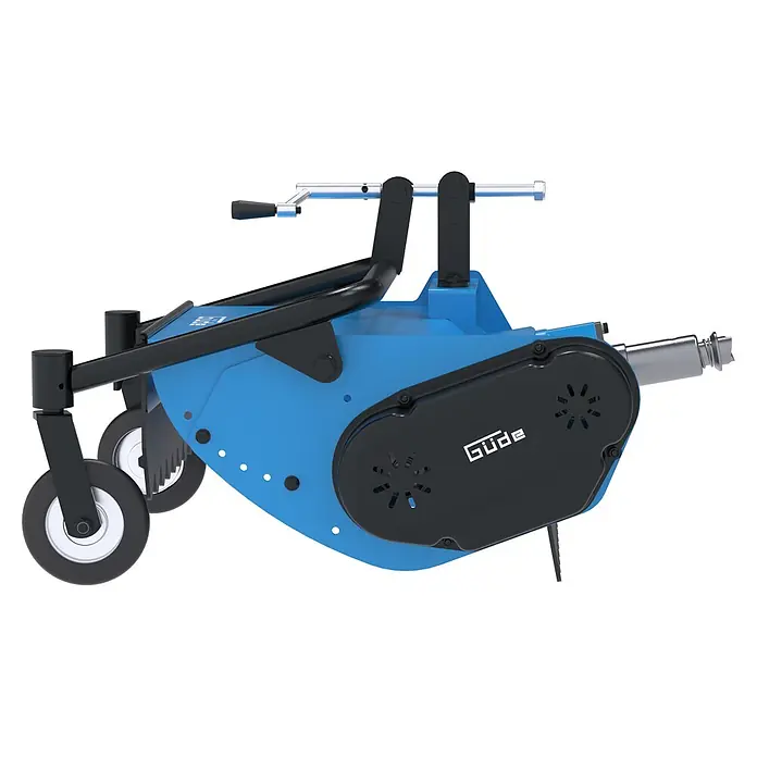 Güde Schlegelmulcher - Passend für: Motoreinachser GME 6,5 V, 500 mm Schnittbreite, 10-70 mm Schnitthöhe - Blau-schwarzes landwirtschaftliches Gerät mit Rädern, Kurbelgriff und Antriebswelle, mit GÜDE-Logo.