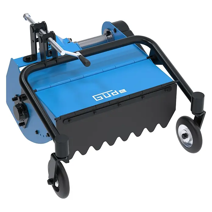 Güde Schlegelmulcher - Passend für: Motoreinachser GME 6,5 V, 500 mm Schnittbreite, 10-70 mm Schnitthöhe - Blau-schwarzer Kehraufsatz mit verstellbarem Griff und Rädern.