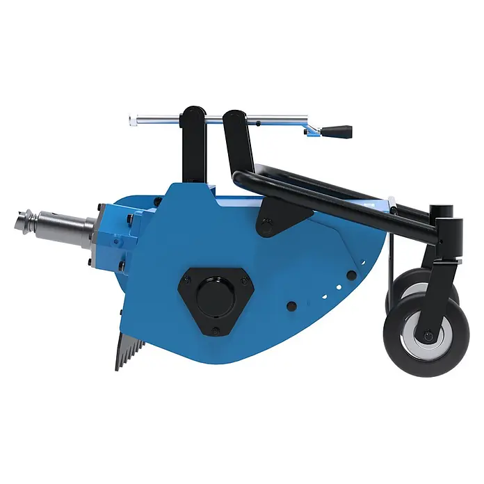 Güde Schlegelmulcher - Passend für: Motoreinachser GME 6,5 V, 500 mm Schnittbreite, 10-70 mm Schnitthöhe - Blau-schwarzes landwirtschaftliches Gerät mit Abtriebswelle, Griffen und kleinen Rädern.
