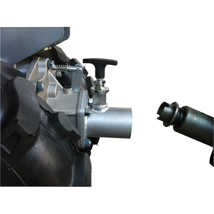 Güde Motoreinachser - Leistung: 4,8 kW, 4-Takt - Silbernes Antriebsgehäuse mit schwarzem Reifen, T-Griff, Feder, Abtriebswelle, gegenüber einer dunklen Metall-Werkzeugkupplung.