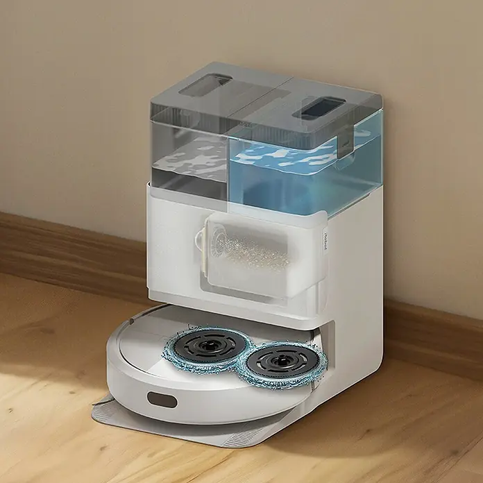 iRobot Robot aspirador con mopa Roomba Plus 405 Combo - Capacidad del robot: 295 ml - Estación de carga blanca para robot aspirador con depósitos transparentes para agua limpia y sucia, y un depósito de polvo. Se ven las almohadillas húmedas del robot.