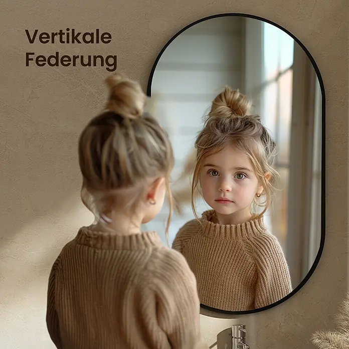 Emke Rahmenspiegel OM18 - Glas - Schwarz gerahmter Bogen-Spiegel, der ein Kindergesicht reflektiert.