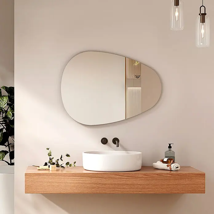 Emke Wandspiegel M33 -  - Modernes Badezimmer mit weißem Aufsatzwaschbecken, schwarzer Wandarmatur und organisch geformtem Spiegel über einem schwebenden Waschtisch aus hellem Holz.
