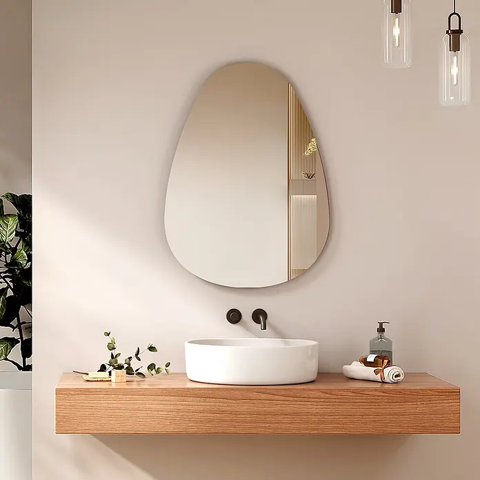 Emke Wandspiegel M33 -  - Moderner Waschtisch mit organisch geformtem Spiegel mit integriertem Regal, weißem Aufsatzwaschbecken und schwebender Arbeitsplatte aus hellem Holz.