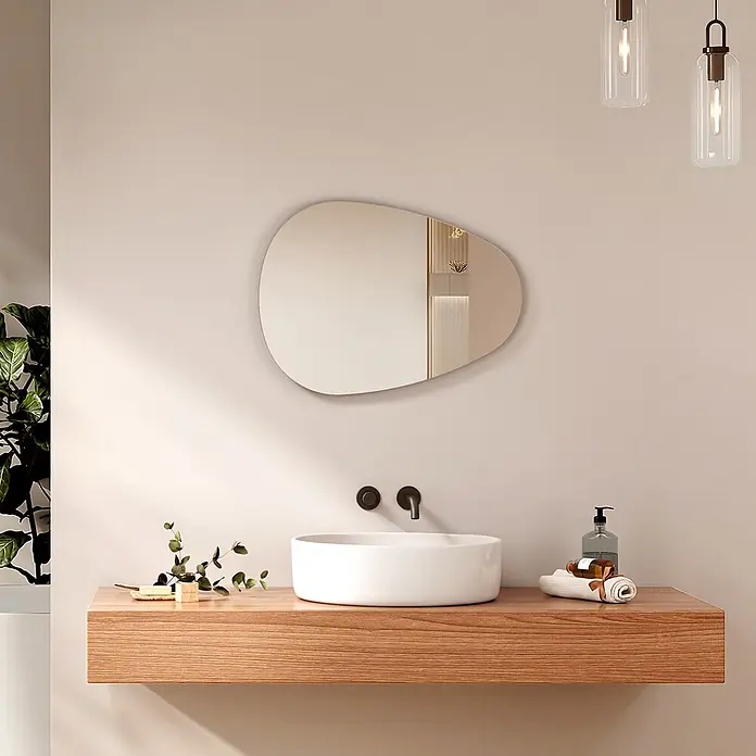 Emke Wandspiegel M33 - 60 x 45 cm - Moderner Badezimmer-Waschtisch mit unregelmäßigem Spiegel, weißem Aufsatzwaschbecken, schwebender Holzablage und schwarzem Wandhahn.