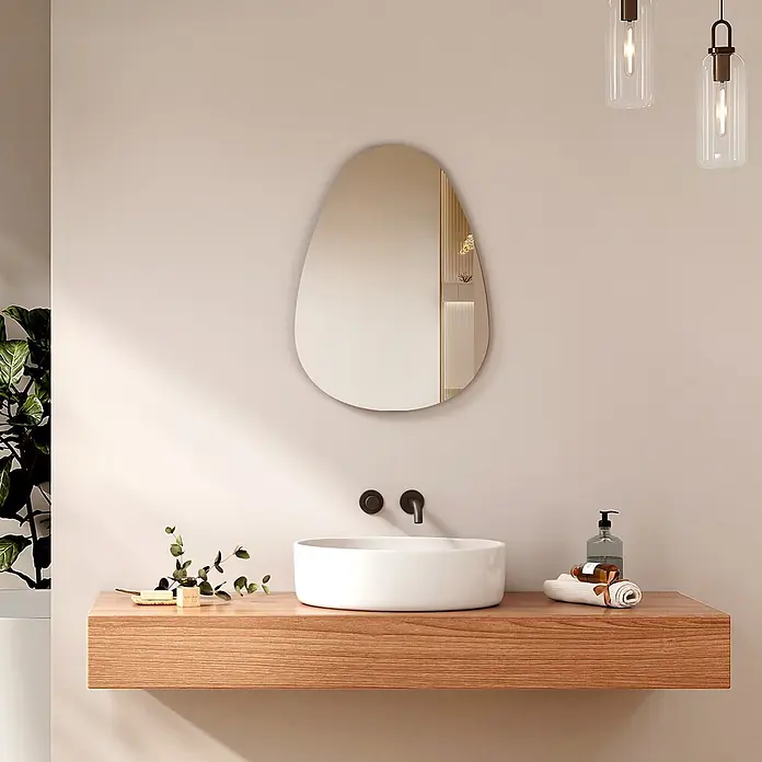 Emke Wandspiegel M33 - 60 x 45 cm - Modernes Badezimmer mit schwebendem Waschtisch aus hellem Holz, weißem Aufsatzwaschbecken, schwarzem Wasserhahn und unregelmäßigem Spiegel.