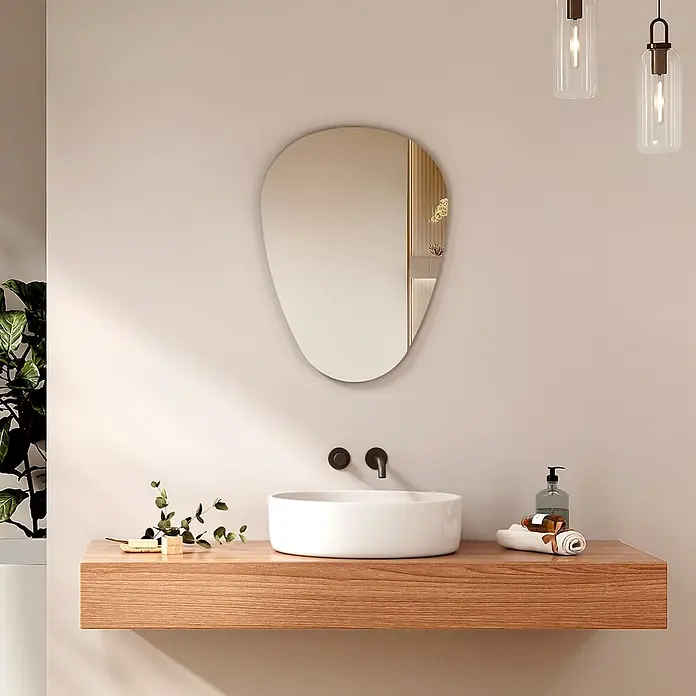 Emke Wandspiegel M33 -  - Moderner Waschtisch mit schwebender Holzablage, weißem Aufsatzwaschbecken, schwarzem Wasserhahn und organischem Spiegel.