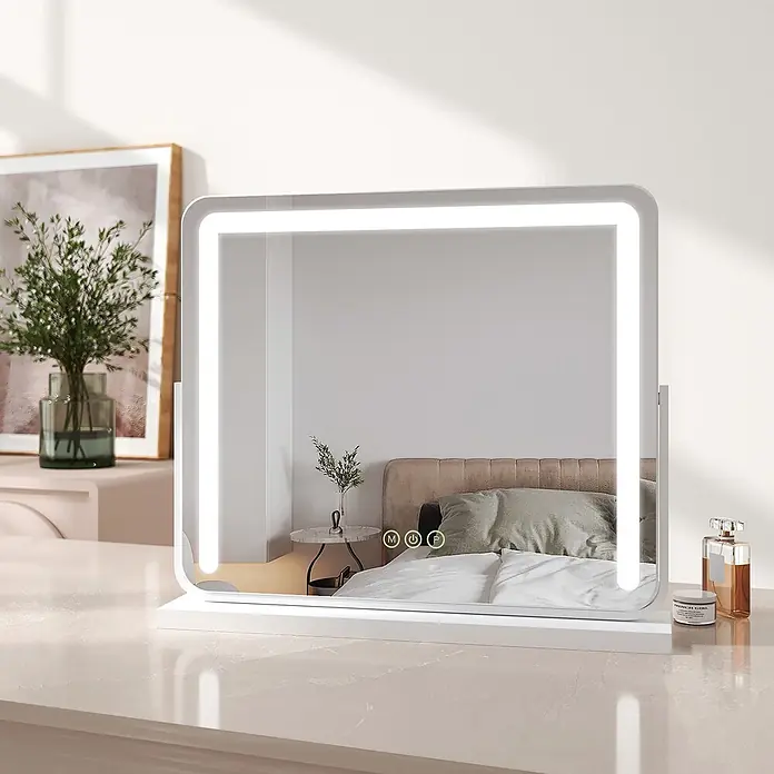 Emke Kosmetikspiegel CM08 - Rechteckig, Weiß - Weißer LED-Schminkspiegel mit integriertem Lichtrahmen und Touch-Bedienelementen, der ein Schlafzimmerinterieur widerspiegelt.