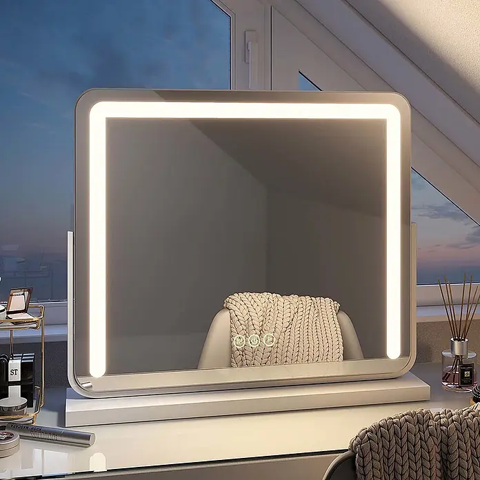 Emke Kosmetikspiegel CM08 - Rechteckig, Weiß - Rechteckiger weißer LED-Schminkspiegel mit beleuchtetem Rahmen, auf einem Schreibtisch, reflektiert einen Stuhl. Ideal für Make-up.