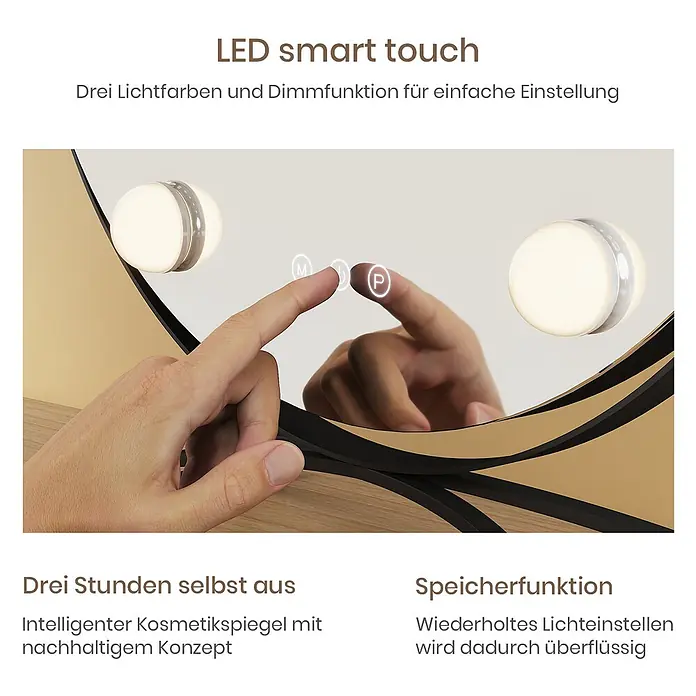 Emke Kosmetikspiegel CM11 - Rund, Schwarz - Eine Hand bedient die Touch-Steuerung eines goldenen LED-Kosmetikspiegels mit leuchtenden Lampen.
