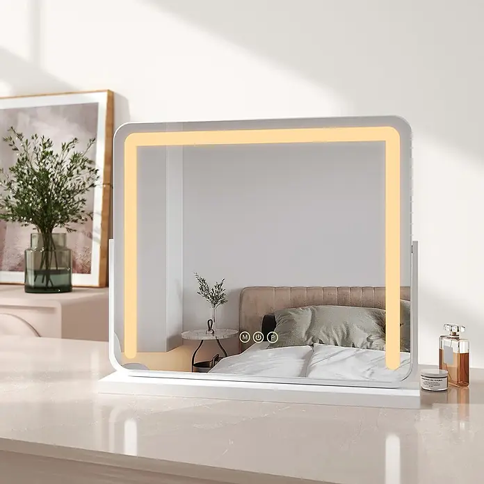 Emke Kosmetikspiegel CM08 - Rechteckig, Weiß - Weißer rechteckiger LED-Schminkspiegel mit warmer Lichtleiste und sichtbaren Touch-Bedienelementen in seiner Reflexion.