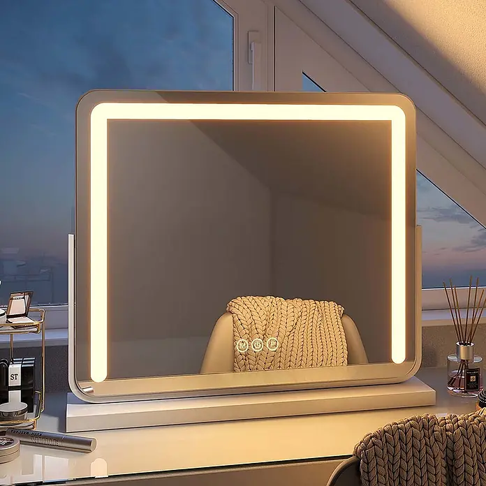 Emke Kosmetikspiegel CM08 - Rechteckig, Weiß - Rechteckiger Kosmetikspiegel mit integrierter warmer LED-Beleuchtung und Touch-Bedienelementen, auf einem weißen Sockel eines Schminktisches.