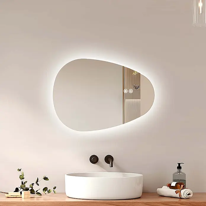 Emke Lichtspiegel Glowrim LM33 - 60 x 45 cm - Organischer LED-Spiegel, hinterleuchtet und rahmenlos, über einem Waschbecken im modernen Bad.
