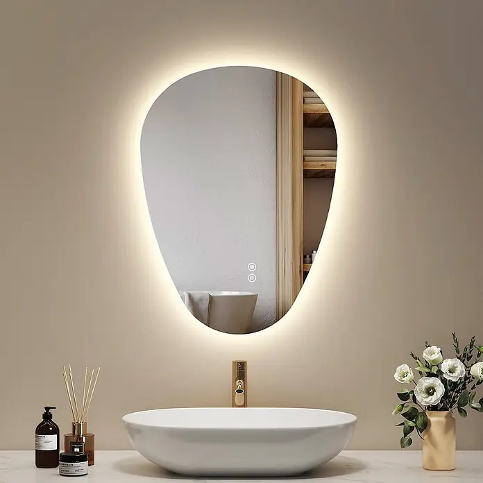 Emke Lichtspiegel Glowrim LM33 - 60 x 45 cm - Organisch geformter, LED-beleuchteter Spiegel über einem weißen Waschbecken im modernen Badezimmer.