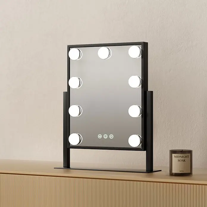 Emke Kosmetikspiegel CM12 - 30,5 x 36 cm, Rechteckig, Schwarz - Schwarzer Kosmetikspiegel mit neun LED-Lampen und Touch-Bedienung auf einer Holzkommode.