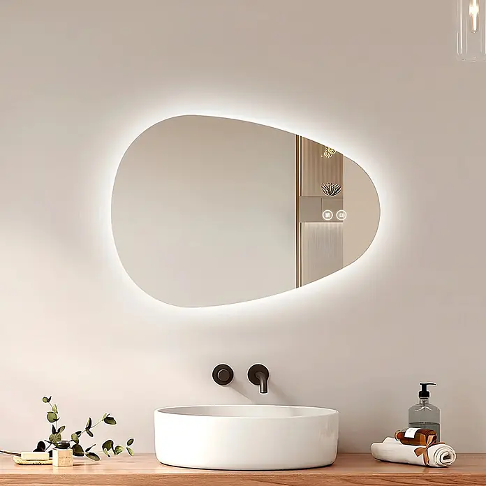 Emke Lichtspiegel Glowrim LM33 -  - Unregelmäßig geformter, hintergrundbeleuchteter Spiegel mit Touch-Bedienelementen, über einem weißen Waschbecken im Bad.